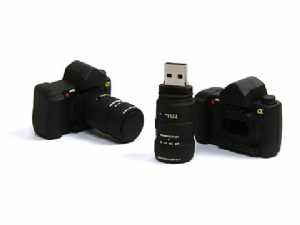 USB-Stick in Form einer Kamera mit detailliertem Objektiv-Design und Platz für ein individuelles Logo.
