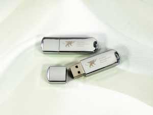 Eleganter USB-Stick aus Metall mit individueller Gravur für professionelle Werbezwecke. Ideal für Firmenlogos.