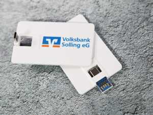 Werbe-USB-Stick mit weißem Gehäuse, USB-C- und USB-A-Anschluss sowie Platz für individuelles Logo.