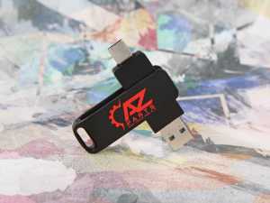 USB-Stick in Schwarz mit drehbarem Typ-C-Anschluss und Platz für individuelle Logoplatzierung.