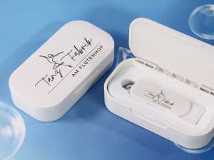 USB-Stick in eleganter Natur-Box mit individuellem Logo-Design für kreative Werbezwecke.