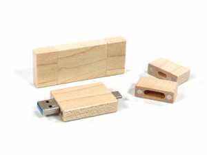 USB-Stick aus hellem Holz mit abnehmbarer Kappe und individuellem Platz für Logo-Druck. Ideal für Werbezwecke.